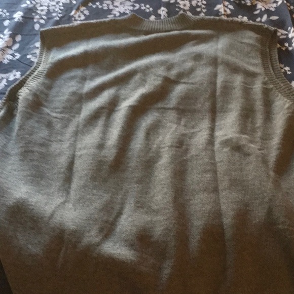 NWT Beautiful gray cable knit sleeveless sweater - Picture 3 of 5
